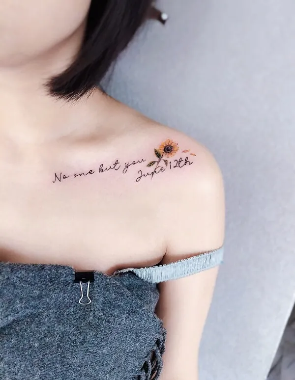 Có một người phụ nữ hình xăm hướng dương trên ngực