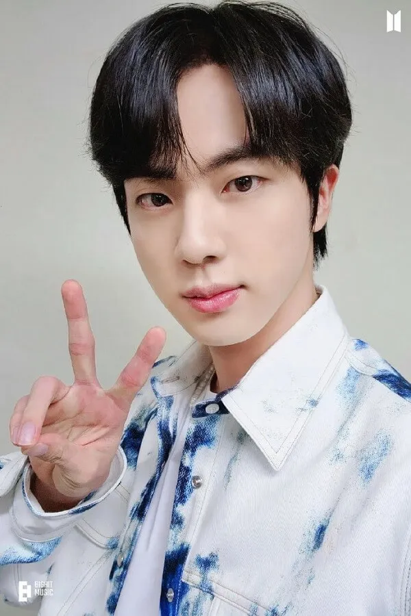 Jin ảnh bts khóc có một người đàn ông đang làm dấu hiệu hòa bình bằng tay
