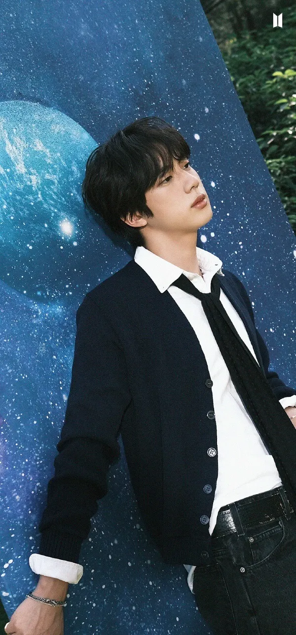 Hình ảnh jin bts có một người đàn ông dựa vào tường mặc đồ và cà vạt
