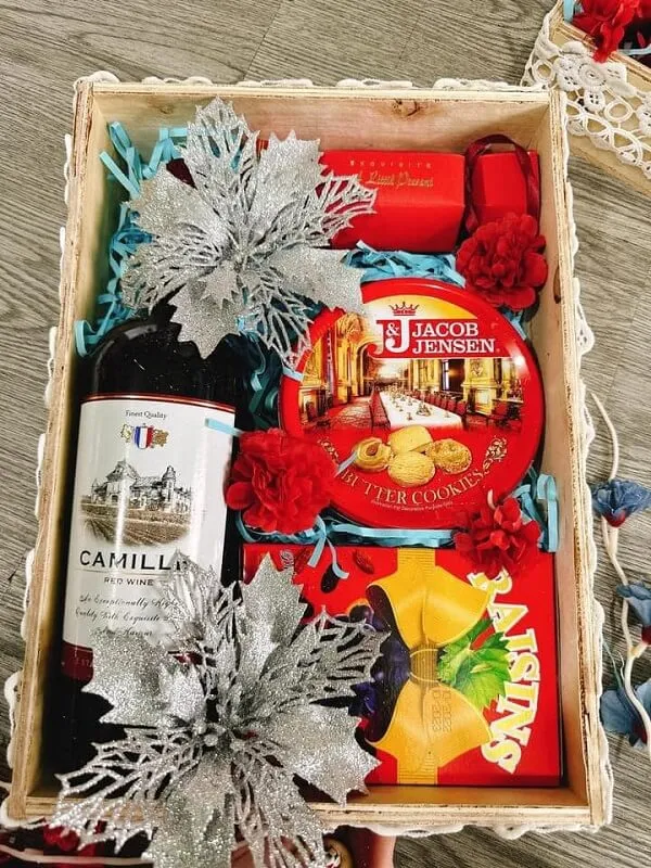 Khay gỗ đựng quà tết hộp cản trở ngày của valentine với một chai rượu bánh quy và kẹo