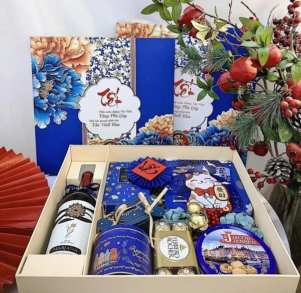 Khay quà tết có một hộp với chai rượu và sôcôla