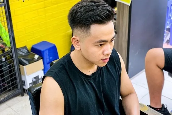 Kiểu tóc mohican dài có một người đàn ông ngồi trên bàn với đĩa thức ăn