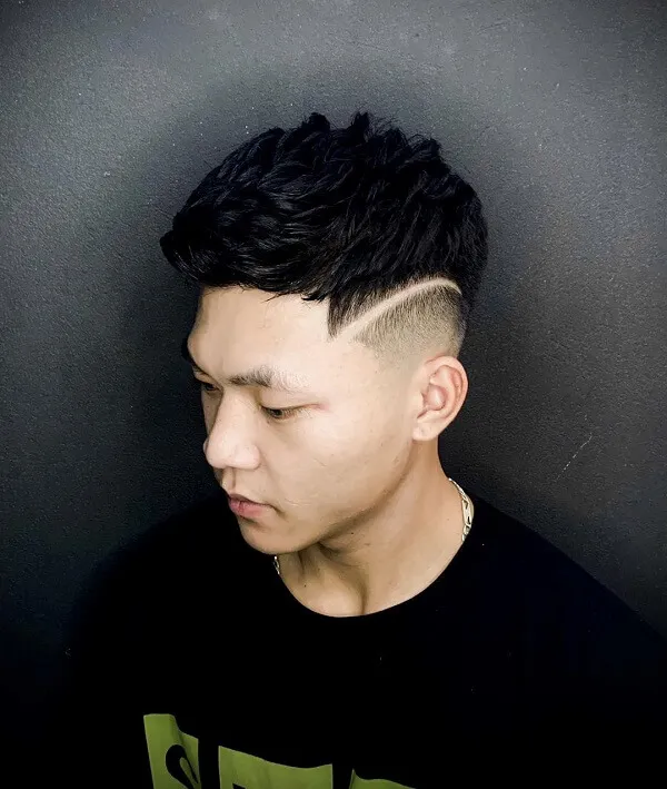 Kiểu tóc mohican ngắn có một người đàn ông mặc áo đen nhìn xuống điện thoại di động