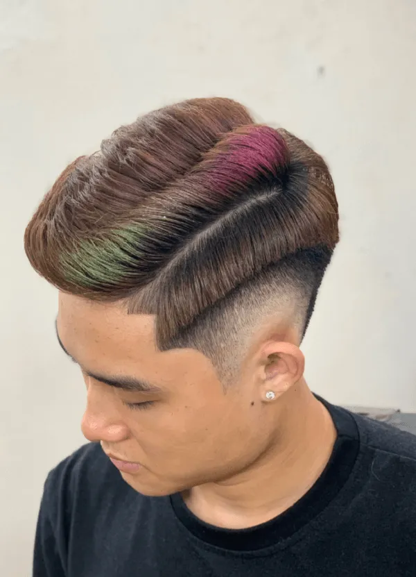 Kiểu tóc nam undercut ngắn có một chàng trai trẻ với đầy màu sắc và áo phông đen