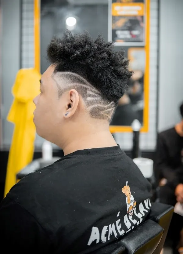 Tóc nam undercut có một người đàn ông ngồi trong cửa hàng cắt bị