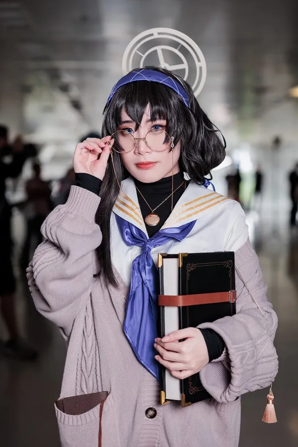 Kozeki ui cosplay có một người phụ nữ đang cầm cuốn sách trong tay