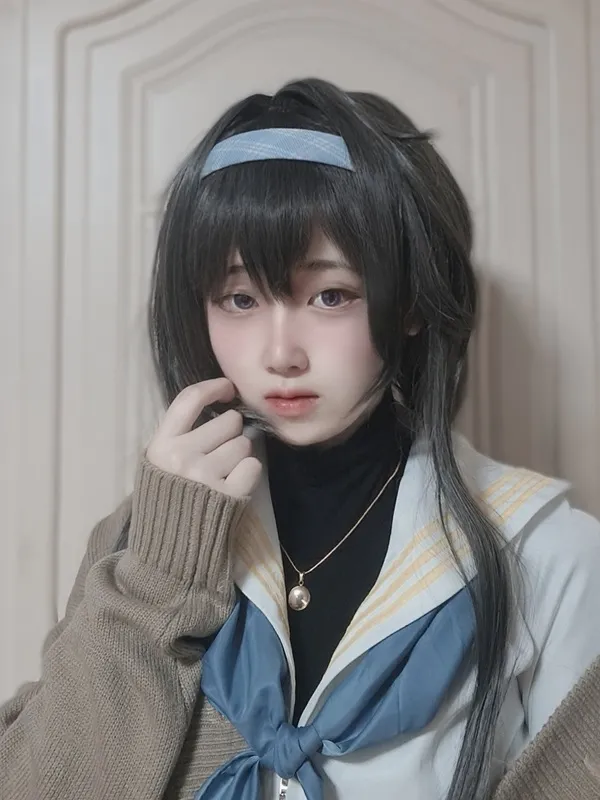 Kozeki ui cosplay có một người phụ nữ đang tạo dáng cho bức tranh trong căn phòng