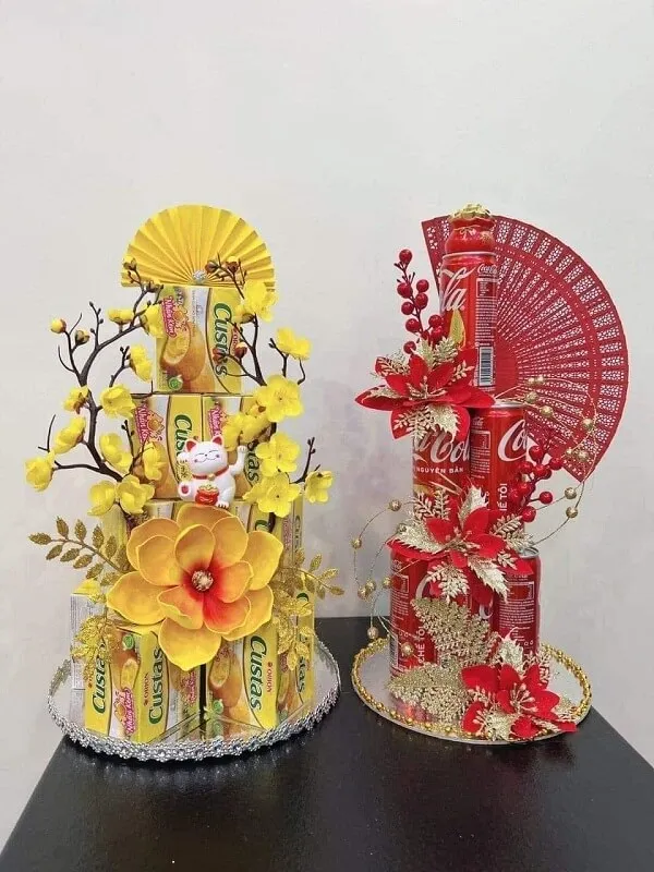 Có hai bình hoa với và một chiếc quạt trên bàn