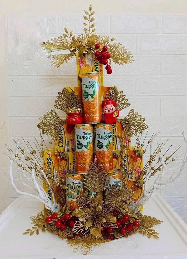 Có một cây thông noel được làm từ lon ngồi trên bàn