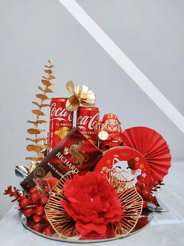 Đây là một cái gần của giỏ với sôcôla candys và flowers