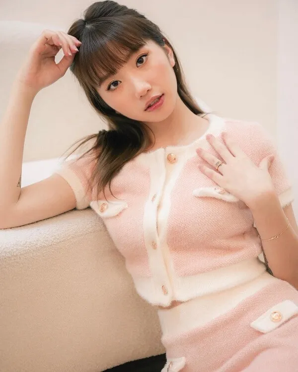 Ảnh sexy lê thị khánh huyền cô gái mặc một chiếc váy màu hồng ngồi trên ghế dài với tay đầu
