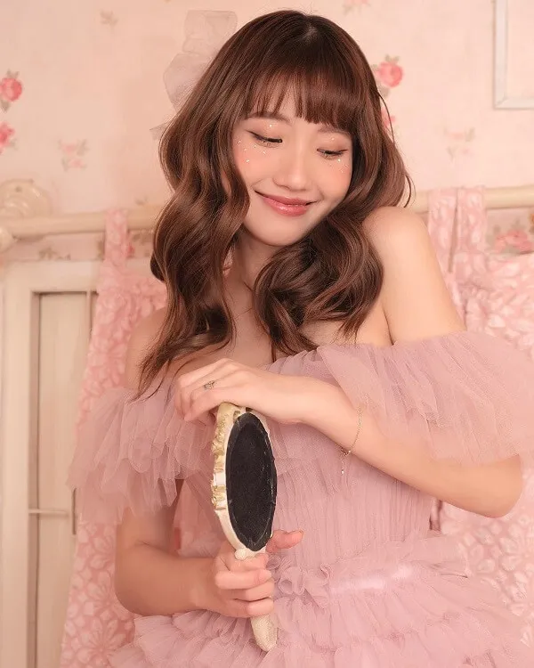 Lê thị khánh huyền có một người phụ nữ đang cầm bàn chải tóc trên tay