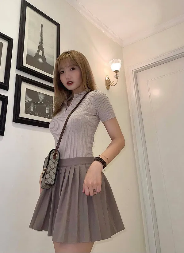 Lê thị khánh huyền có một người phụ nữ đang đứng trong phòng với hình ảnh trên tường