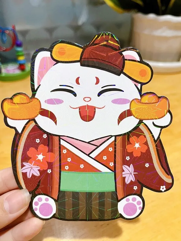 Lì xì có một người cầm con mèo trên bàn