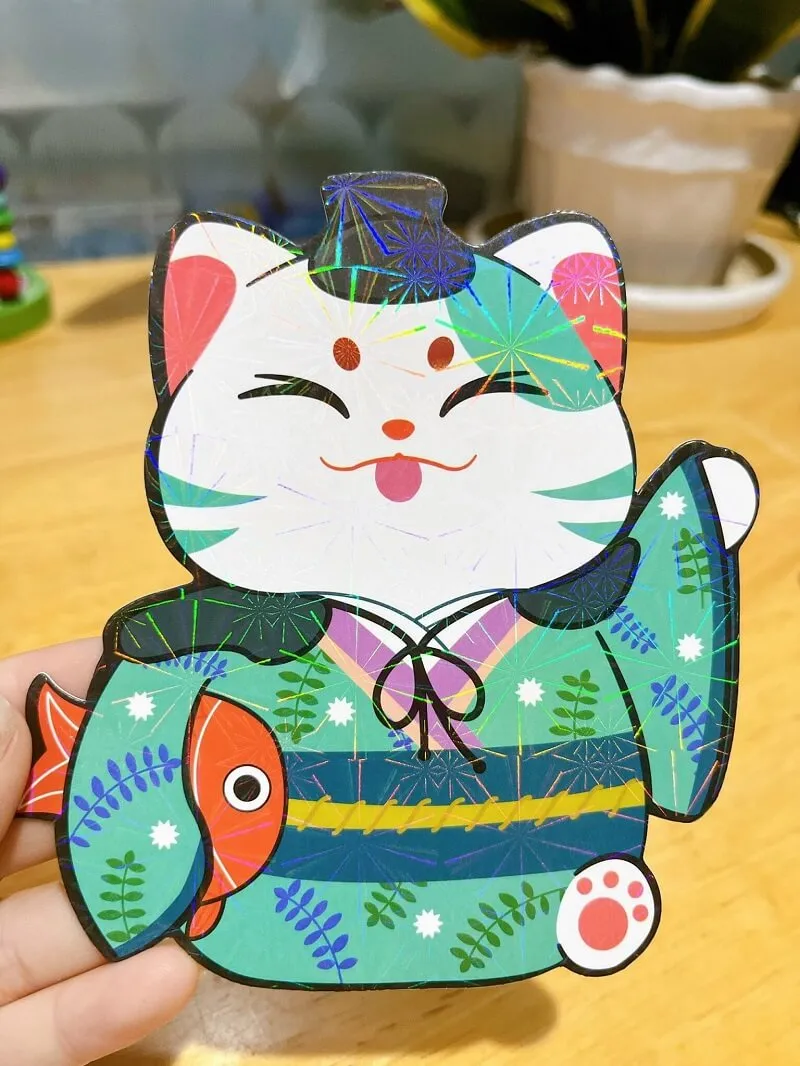 Lì xì có một người cầm con mèo và cá