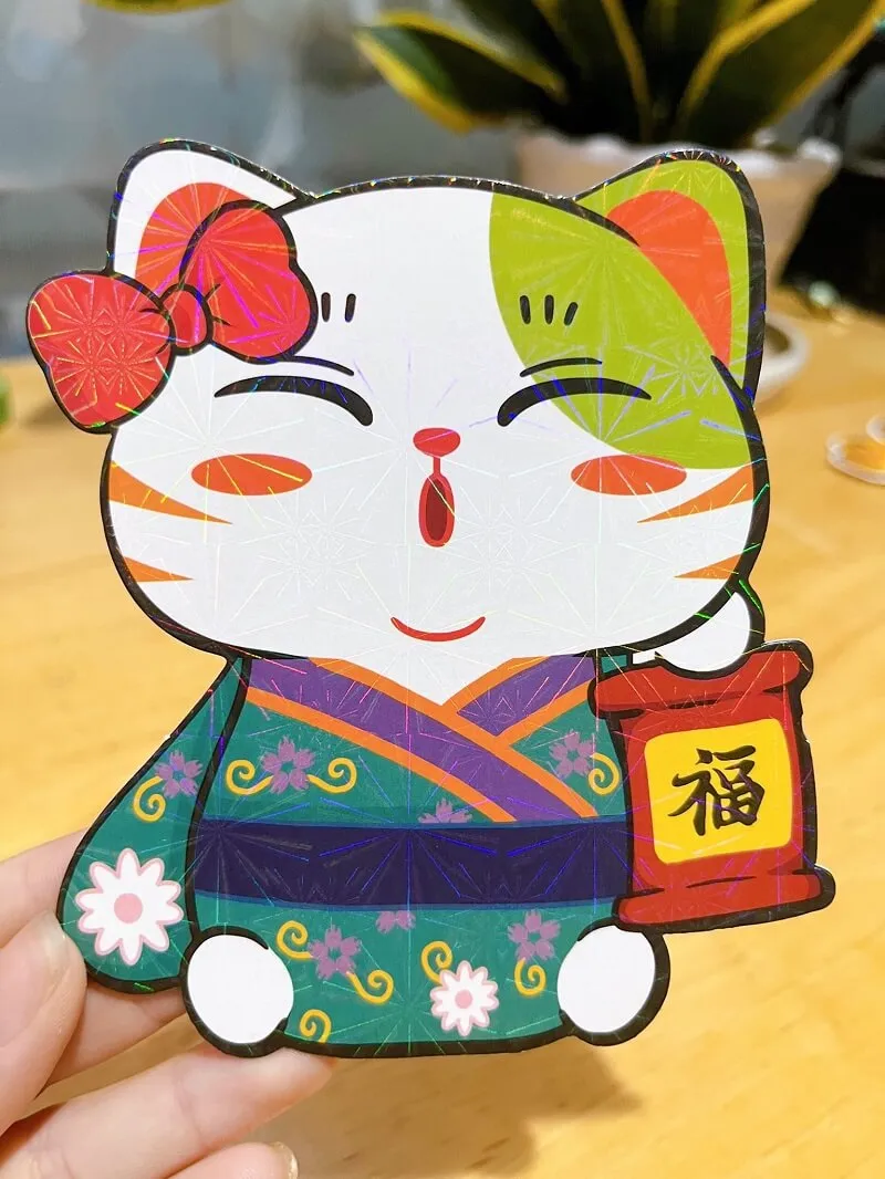 Lì xì ai đó đang cầm một cái giấy của con mèo mặc kimono