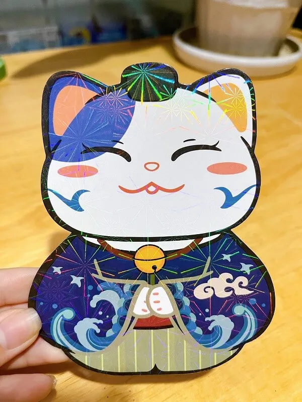 Lì xì có một người cầm cái giấy cắt ra khỏi con mèo
