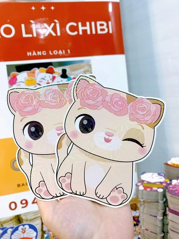 Lì xì có một người cầm cặp nhãn dán trước cửa hàng