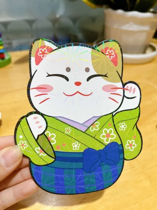 Lì xì có một người cầm con mèo trên bàn