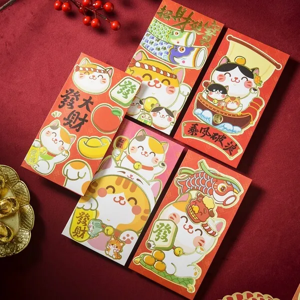 Bao lì xì lời chào năm mới của trung quốc được đặt trên một cái bàn màu đỏ