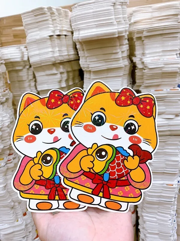 Lì xì tết có một người cầm nhãn dán hai con mèo trên đó
