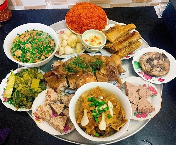 Có một đĩa thực phẩm bao gồm thịt rau và gạo