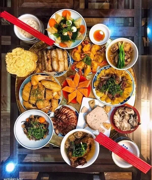 Có nhiều bát thức ăn trên bàn với đũa