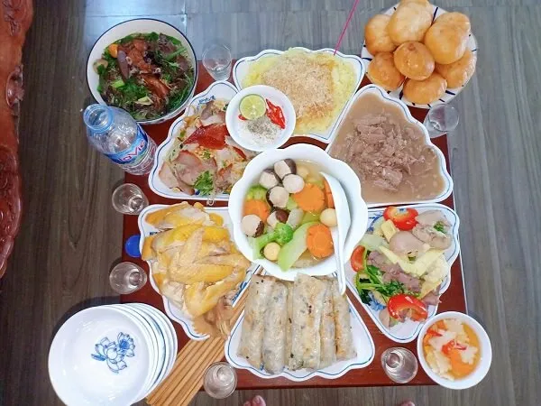 Có nhiều đĩa thức ăn trên bàn