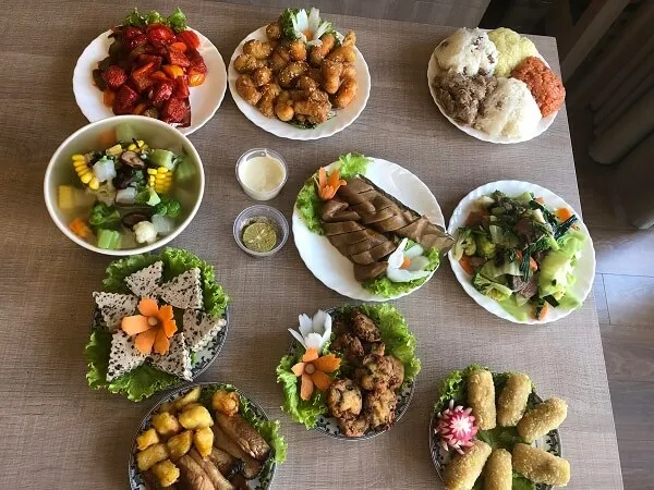 Có nhiều đĩa thức ăn trên bàn