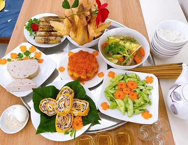 Có rất nhiều đĩa thức ăn trên bàn sẵn sàng