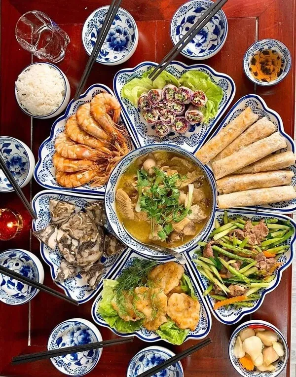 Có một đĩa thức ăn trên bàn với đũa