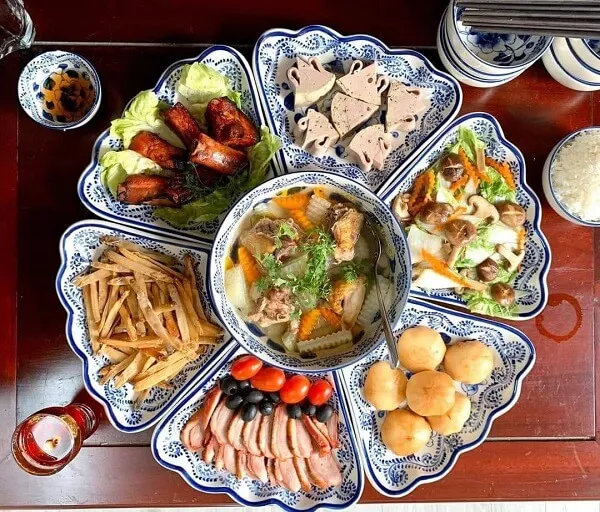 Một số đĩa thức ăn được sắp xếp trên bàn gỗ