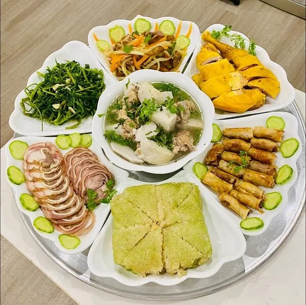 Một số tấm thực phẩm được sắp xếp trên đĩa bàn