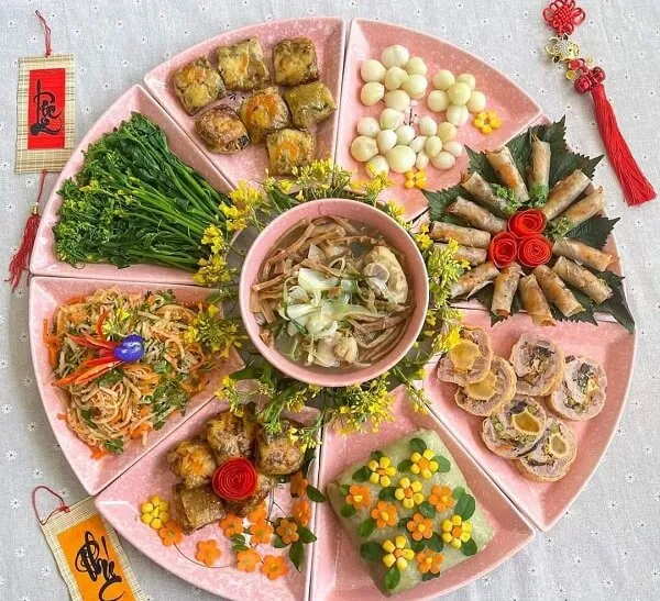 Platter chứa đầy các loại thực phẩm khác nhau trên bàn
