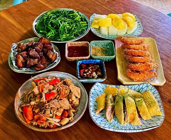 Một số đĩa thức ăn được sắp xếp trên bàn gỗ