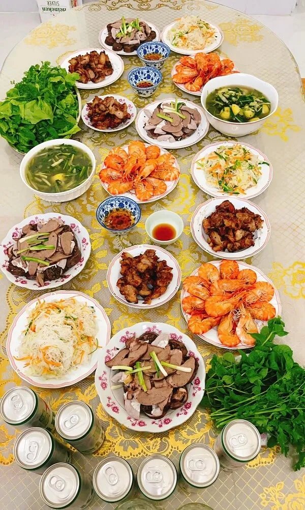 Có một cái bàn dài với nhiều đĩa thức ăn trên đó