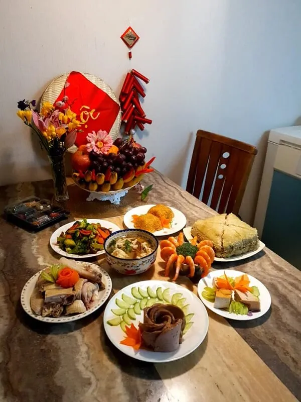 Có rất nhiều đĩa thức ăn trên bàn sẵn sàng