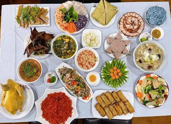 Có rất nhiều đĩa thức ăn trên bàn sẵn sàng