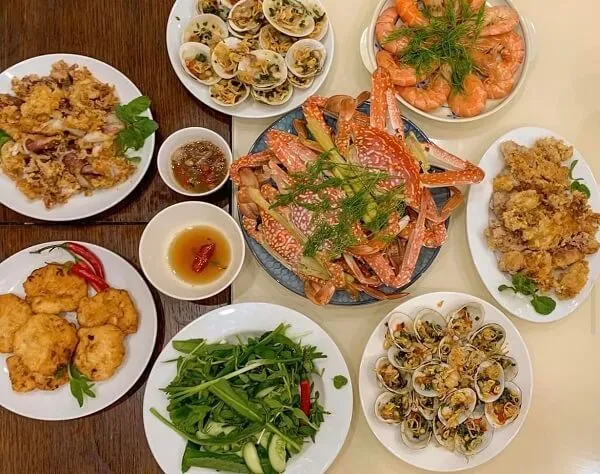 Có nhiều đĩa thức ăn trên bàn