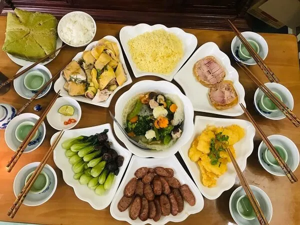 Có nhiều đĩa thức ăn ngồi trên bàn với đũa