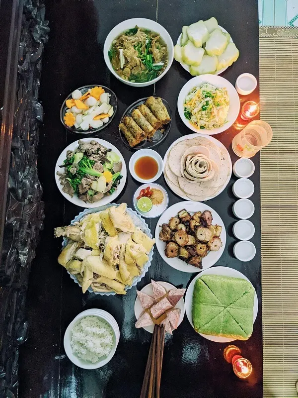 Có nhiều đĩa thức ăn trên bàn với đũa