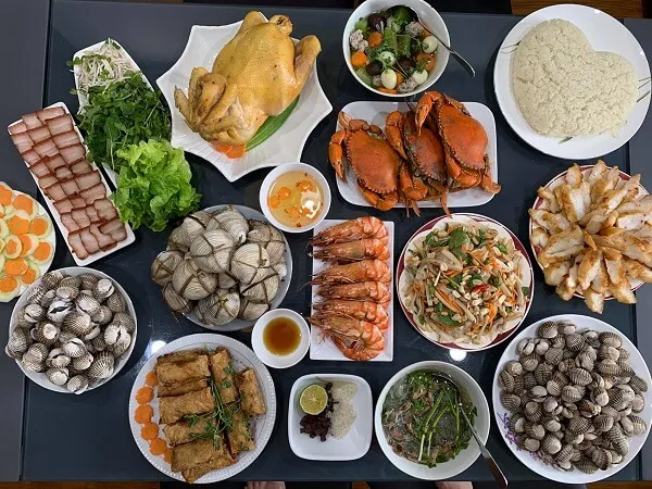 Có nhiều đĩa thức ăn trên bàn