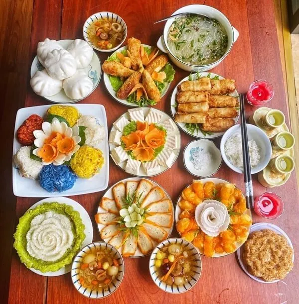 Có rất nhiều đĩa thức ăn trên bàn sẵn sàng