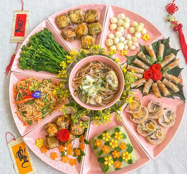 Có một tấm màu hồng với các loại thực phẩm khác nhau trên đó