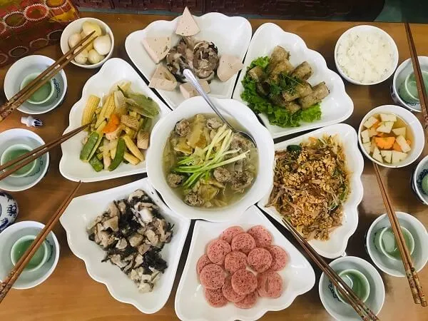 Một số bát thức ăn được sắp xếp trên bàn với đũa