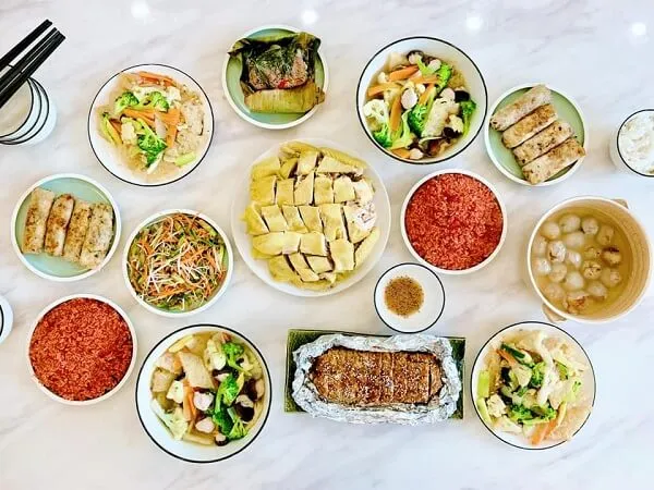 Một số bát thức ăn được sắp xếp trên bàn với đũa