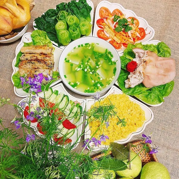 Một số tấm thực phẩm được sắp xếp thành vòng tròn trên bàn