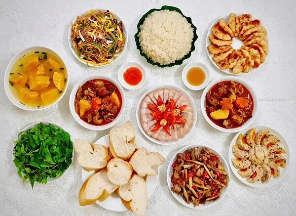 Một số tấm thực phẩm được sắp xếp thành vòng tròn trên bàn