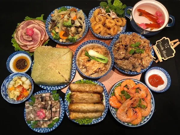 Có nhiều đĩa thức ăn trên bàn