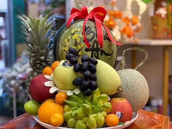 Hình ảnh mâm ngũ quả đẹp nhất có một đĩa trái cây đang ngồi trên bàn